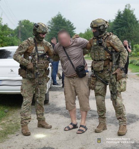 Погрожував поліції гранатою і ховався в гаражі: водія з Львівщини ув’язнили на 5 років – 03