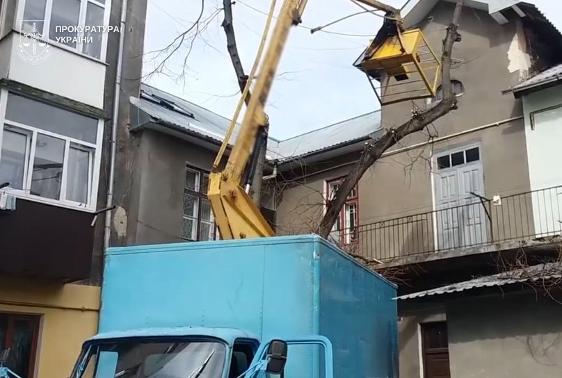 Комунальники у Бродах впали з 8-метрової висоти: двом посадовцям оголосили підозру – 02