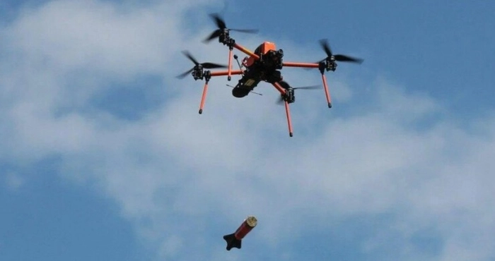 Дрон скидає вибухівку / Ілюстративний матеріал