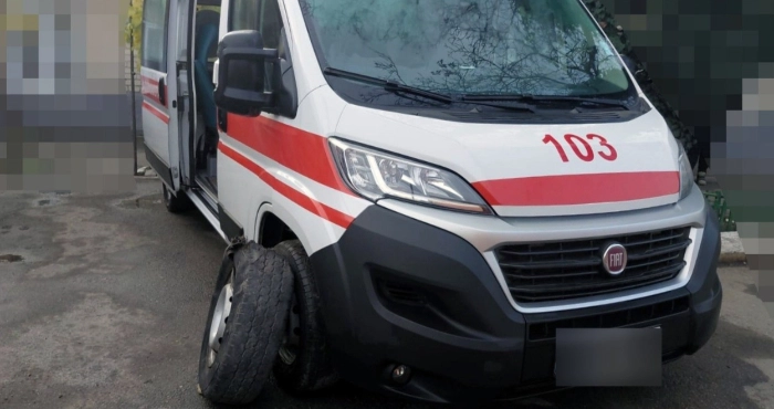 Пошкоджене авто «швидкої» через російський обстріл / Херсонська поліція