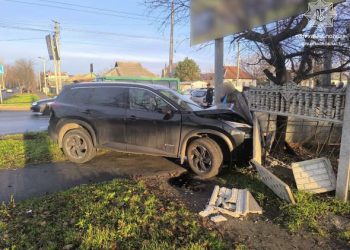 Уникав зіткнення з іншим авто: Nissan X-Trail у Черкасах в’їхав у паркан — Новости Черкасс