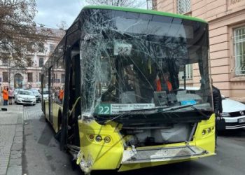 Водій львівського тролейбуса втратив свідомість за кермом і спричинив ДТП