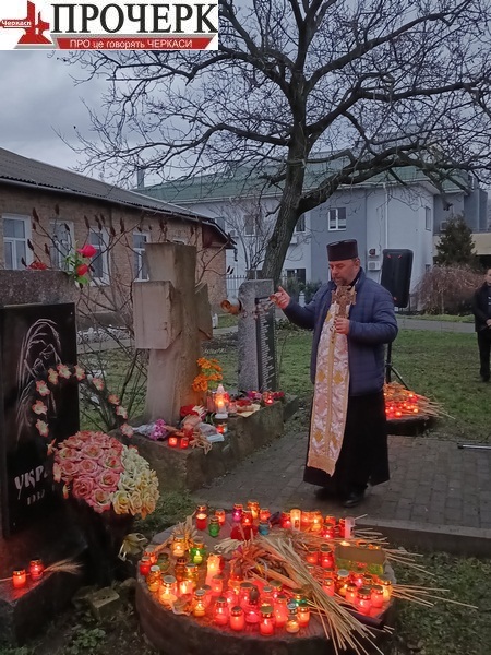 Отець Михайло Шевчук молиться за полеглих