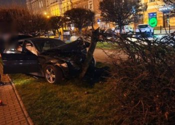 22-річний водій після ДТП навпроти прокуратури почав пити алкоголь