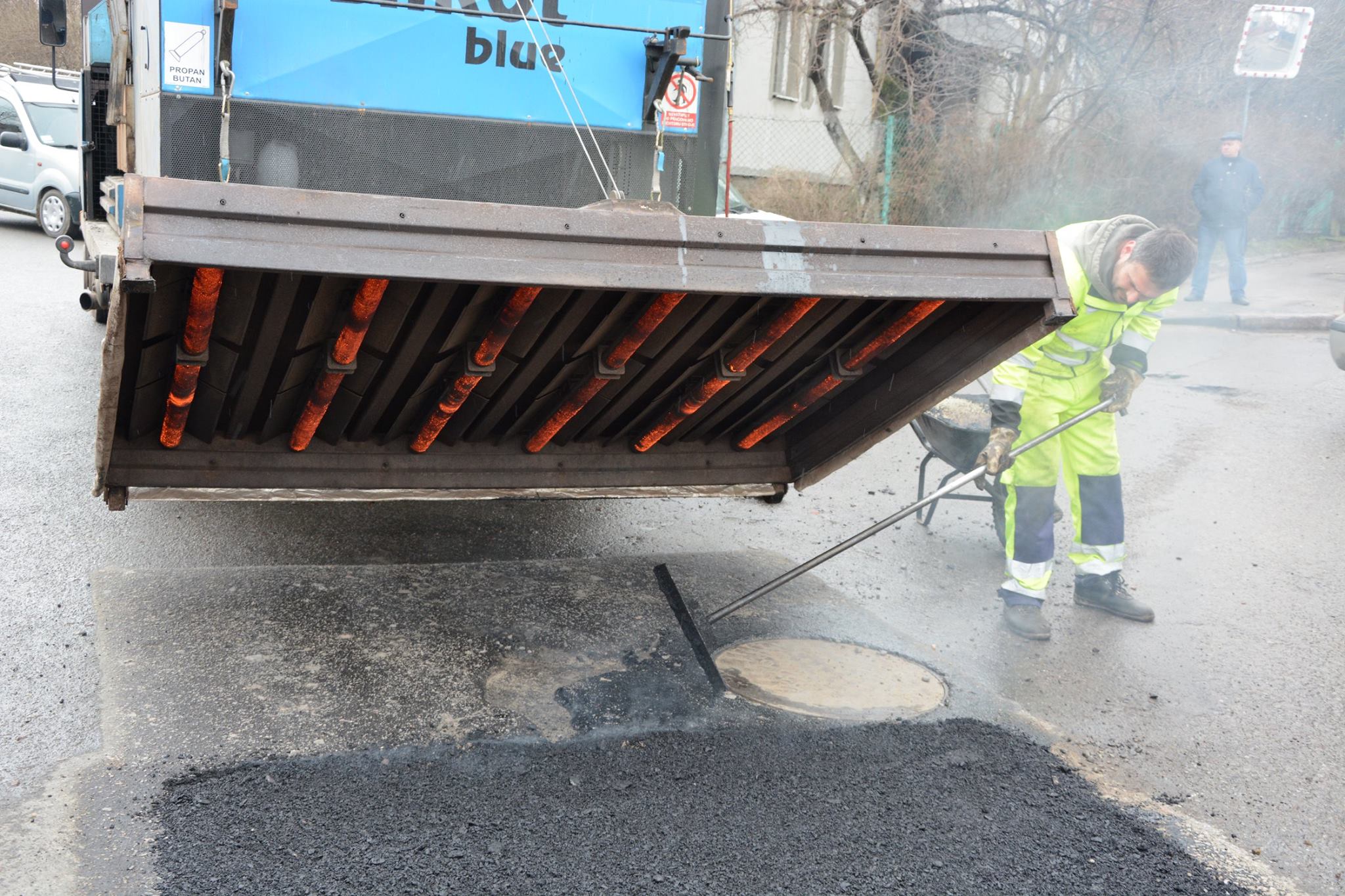 У Львові випробували новий метод зимового (!) ремонту доріг