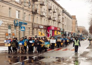 «Полон вбиває»: у Черкасах сотні родин вийшли на масштабну ходу пам’яті та віри — Новости Черкасс