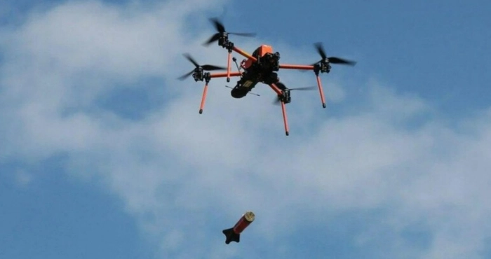 Дрон скидає вибухівку / Ілюстративний матеріал