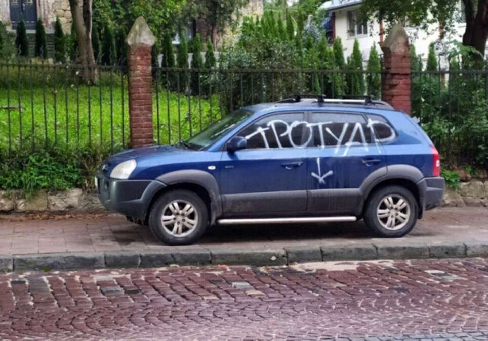 Паркування на газонах і тротуарах штрафи