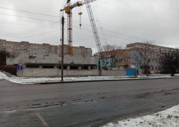 Замість парковки – будинок: у Черкасах зводять 3-поверхівку біля лазні — Новости Черкасс