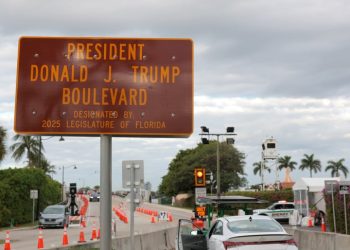 У Флориді на честь Трампа перейменували дорогу, якою він їздить до своєї резиденції | Світ