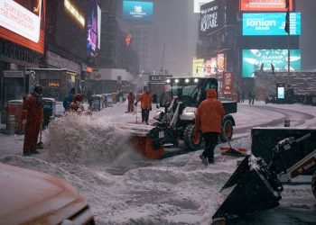 У США вирує зимовий шторм: мільйон людей без світла, майже 10 тисяч рейсів скасували | Світ