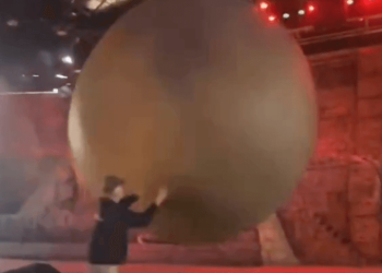 Працівник Disney World травмувався, коли намагався зупинити бутафорний камінь вагою 180 кілограмів