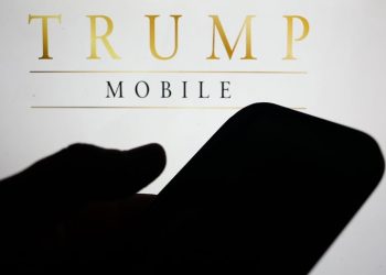 Trump Mobile переносить постачання золотих смартфонів на 2026 рік — Financial Times
