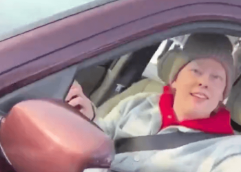 Журналісти опублікували відео розмови агента ICE з жінкою, яку він потім застрелив