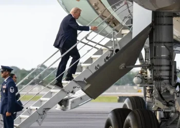 Літак Трампа раптово повернув назад дорогою до саміту в Давосі. На борту помітили несправності | Світ