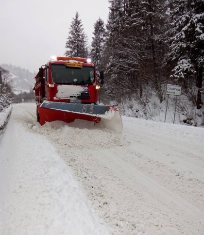 Через негоду на Львівщині дорожні служби працюють у посиленому режимі