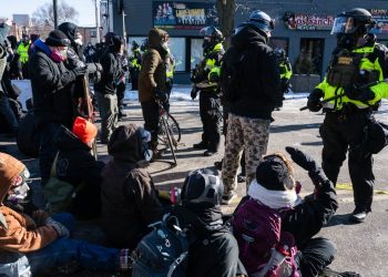 У Міннеаполісі федеральні агенти вдруге за місяць убили людину. Кажуть, що це була «самооборона» | Світ