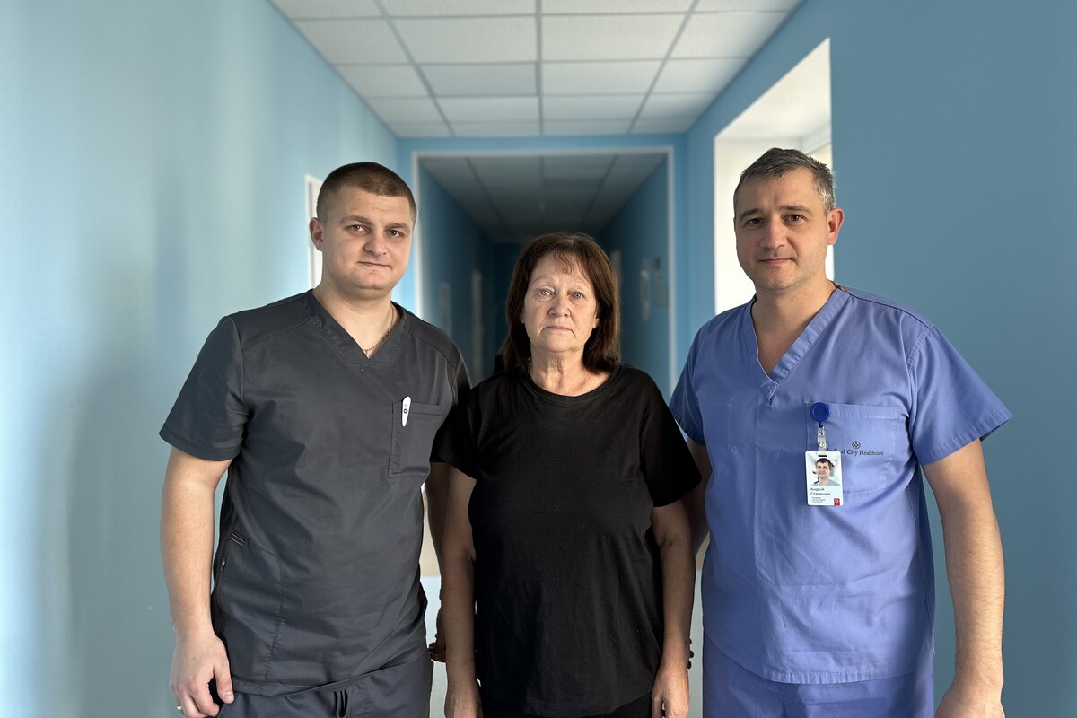 Пацієнтка Тетяна Бородай з двома лікарями стоїть у холі лікарі святого Пантелеймона