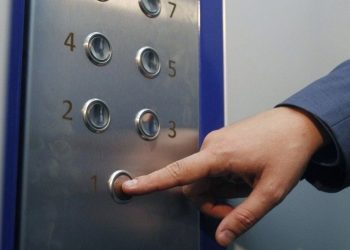 Небезпечні ігри в ліфті у Львові завершилися падінням у шахту: рятувальники визволили трьох чоловіків –