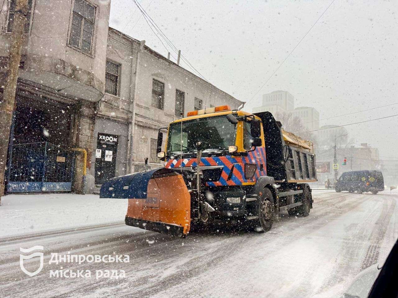Обмеження на дорогах через негоду запровадили у Дніпрі - кого це стосується