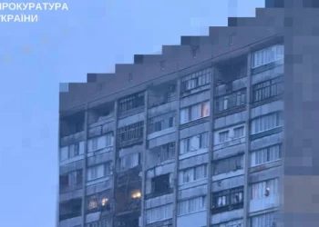 Росіяни поцілили по житловому будинку в Херсоні: є загиблий та поранені