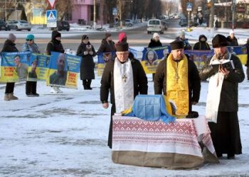 У центрі Сміли просто неба молились за військовополонених і зниклих безвісти — Новости Черкасс