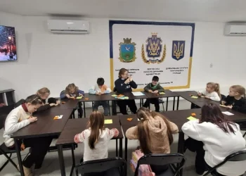 У Черкасах для юних переселенців з Херсонщини провели творчу майстерку з оригамі