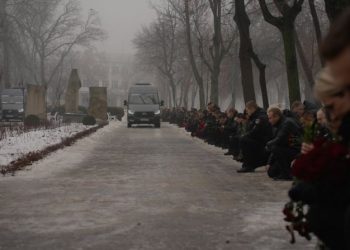 У Черкасах попрощалися із чотирма поліцейськими, які загинули під час перестрілки — Новости Черкасс