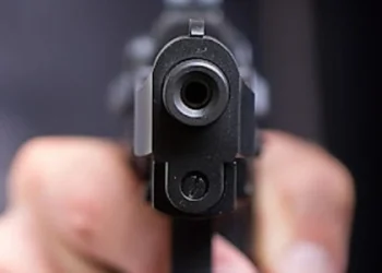 У Львові поліція шукає чоловіка, який стріляв з пістолета посеред вулиці — Львівщіна