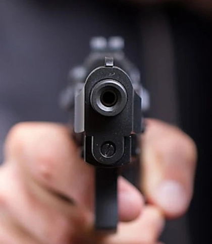 У Львові поліція шукає чоловіка, який стріляв з пістолета посеред вулиці