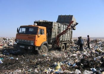 У Львові запарковані авто не дають вивезти відходи –