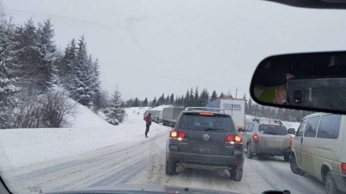 Затор на засніженій трасі
