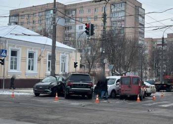 Зіштовхнулись чотири авто: водійка Infinity у Черкасах спричинила ДТП — Новости Черкасс