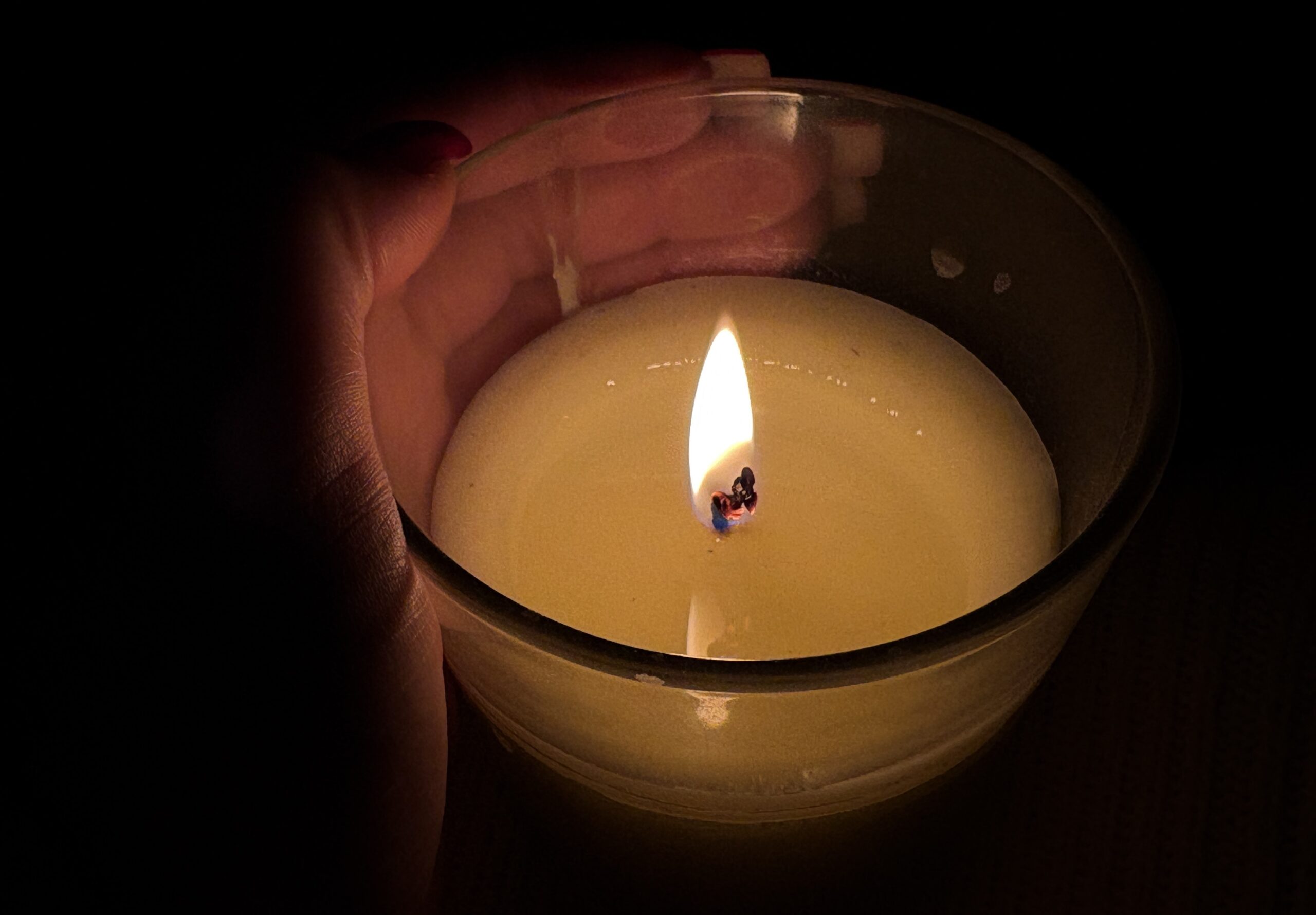 Свічка горить