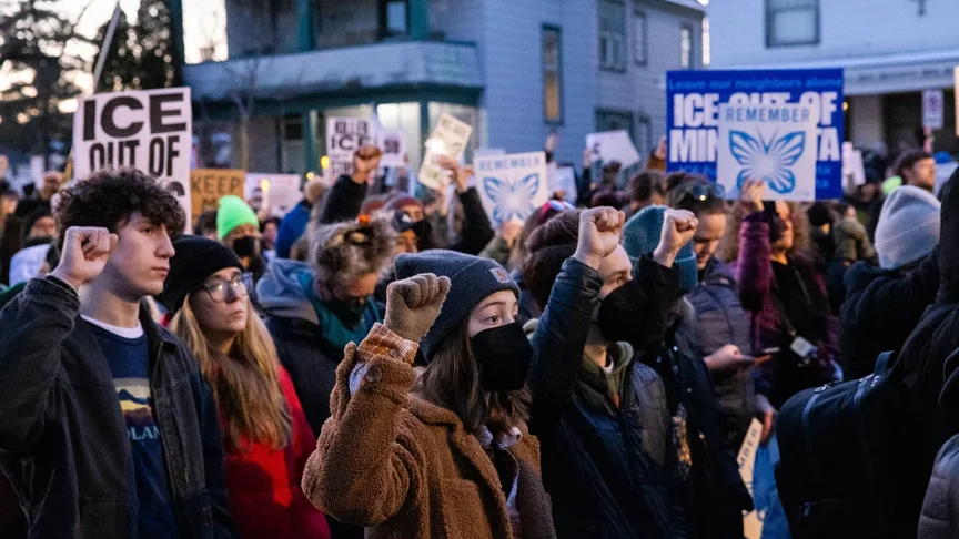 Члени громади під час панахиди для жінки, застреленої агентом ICE у Міннеаполісі, 7 січня 2026 року