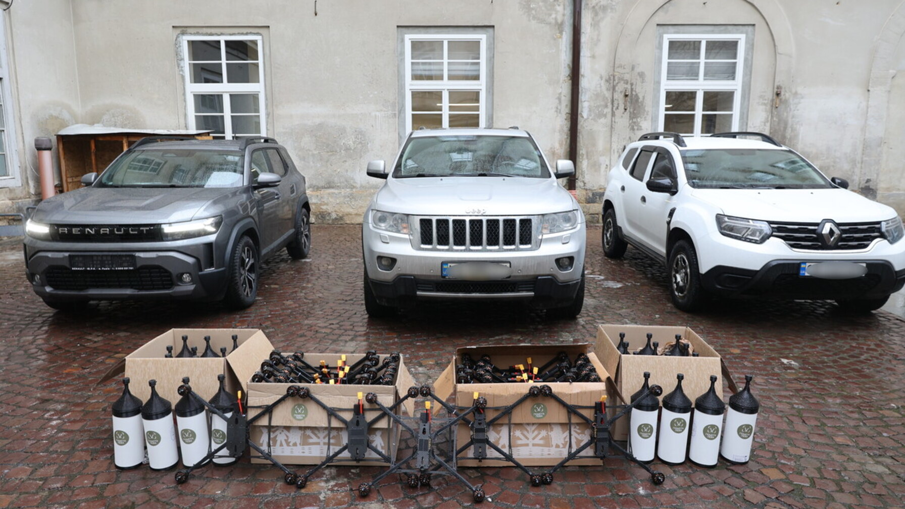 Львів передав військовим три автомобілі та 25 FPV-дронів на оптоволокні