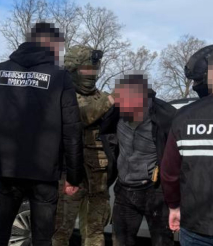 На Львівщині колишній вимагав у жінки 5000 доларів з погрозами поширити інтимні фото