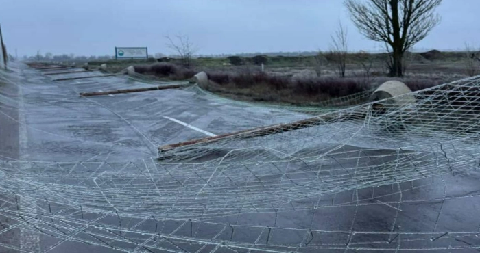 Стовпи з антидроновими сітками впали на трасу / Фото: https://t.me/stanislav_osman/10261