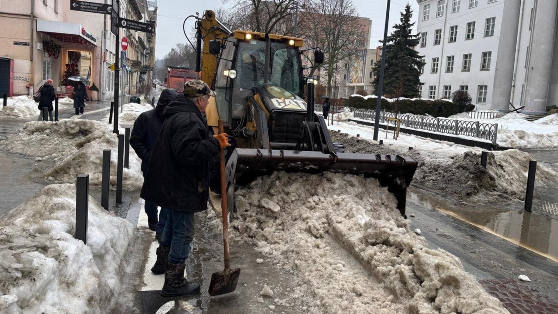 Нічне вивезення снігу: у Львові перекриють рух на вулицях Пекарській та Чернігівській