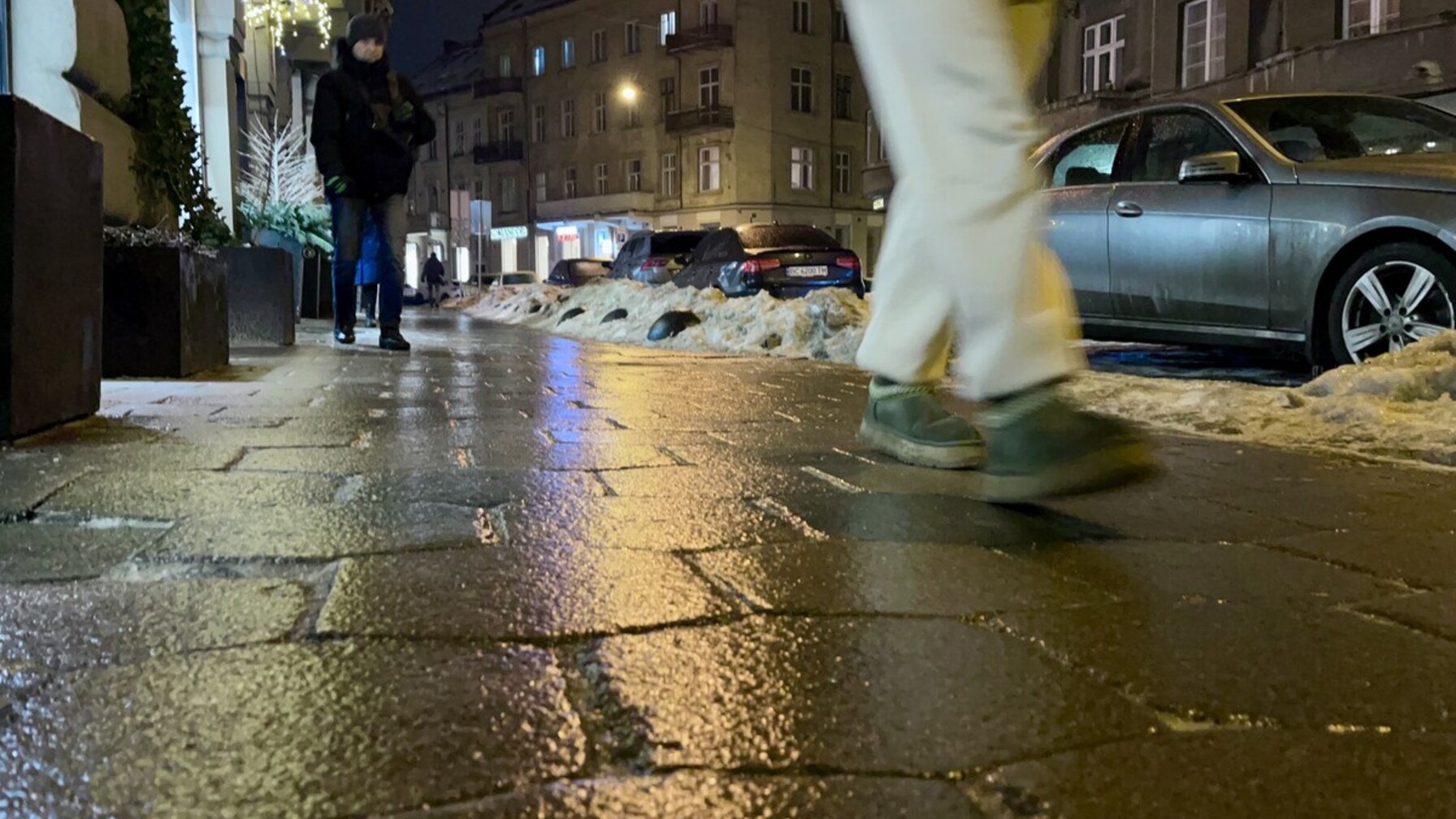 Ожеледиця та дощ у Львові: синоптики попереджають про небезпечну погоду, водіїв та пішоходів закликають до обережності