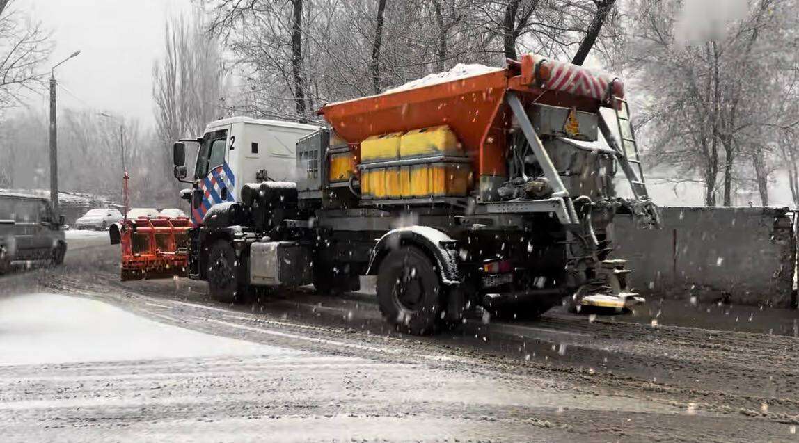У Дніпрі через негоду водіїв закликають не виїжджати без потреби: на дорогах працює спецтехніка