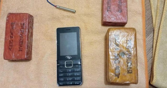 Вибухівка, телефон та детонатор / Фото з електронної пошти