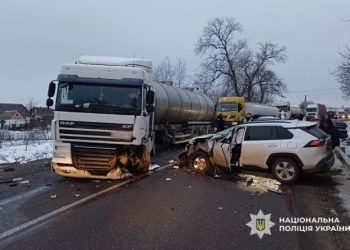 У Мошнах водій Toyota RAV4 виїхав на зустрічну смугу і зіштовхнувся з вантажівкою — Новости Черкасс