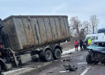 У потрійній ДТП з вантажівкою неподалік Львова травмувалися двоє людей — Львівщіна