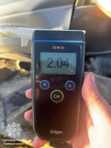 В 10 разів більше за норму: п’яний львів’янин на Mitsubishi в’їхав у бетонний блок – 01