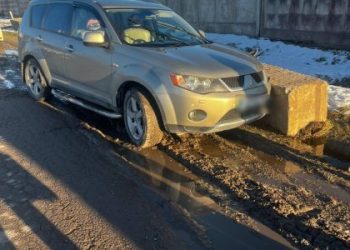 В 10 разів більше за норму: п’яний львів’янин на Mitsubishi в’їхав у бетонний блок — Львівщіна