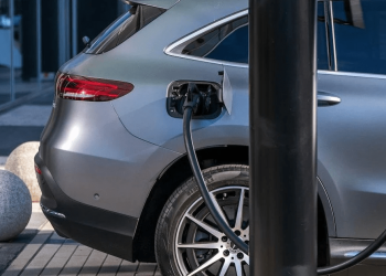 Зарядка електромобіля через подовжувач: енергетики попередили про небезпеку і штрафи | АВТО НОВИНИ |