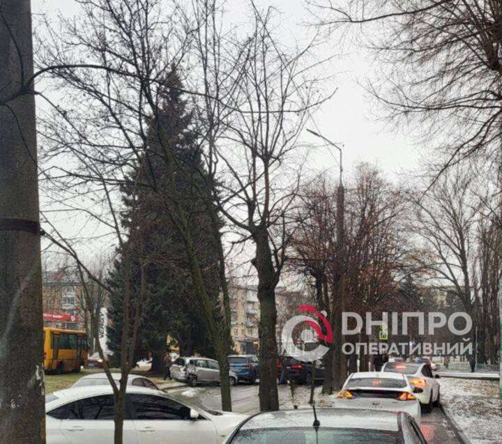 Затори та ДТП у Дніпрі 12.02.2026: негода значно ускладнила рух