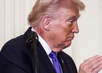 Лікар Трампа прокоментував висип на його шиї: це наслідок використання крему