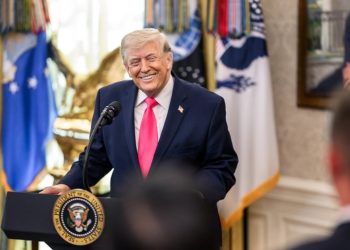 Трамп на засіданні уряду, присвяченому війні в Ірані й зростанню цін, розповідав про свій улюблений маркер | Світ